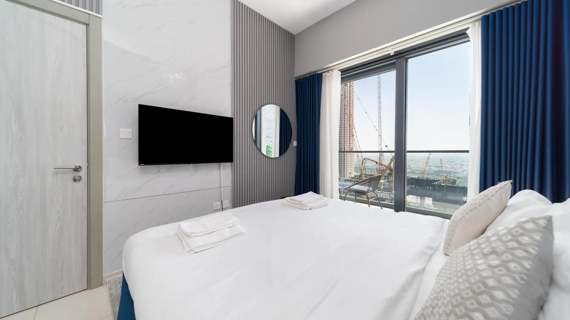Apartamento Sleek & Modern 1-Bed In Zada Tower Business Bay Dubái 0*,